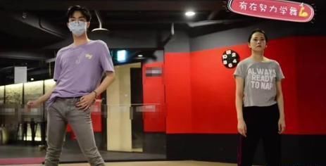 伊能静儿子再晒女装照，网友评论呈两极，宝妈：幸好不是我儿子