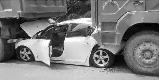 【疯狂大货】昨晚哈尔滨阿城区,翻斗车将电动