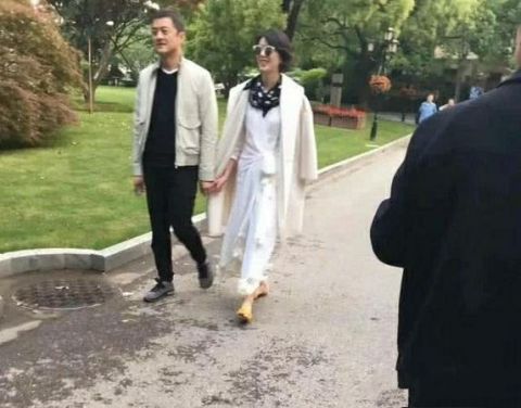 李亚鹏交往新女友曝光,也是短发,外貌气质衣着