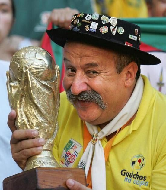 最伟大的巴西球迷,金杯爷爷费尔南德斯一路走