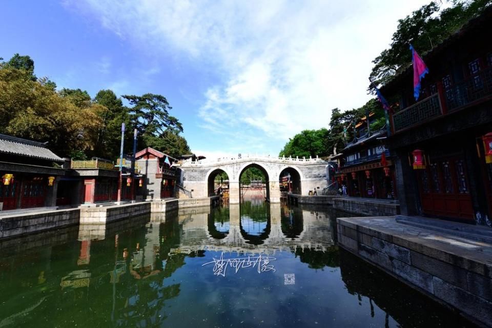 京城节后迎来蓝天白云，颐和园苏州街难得美景游客流连忘返