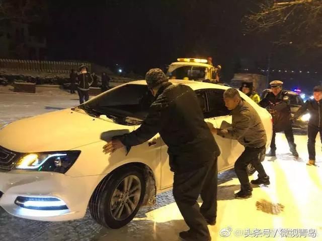 12℃+突降“暴”雪的夜晚，青岛那些不着急回家的人……致敬！