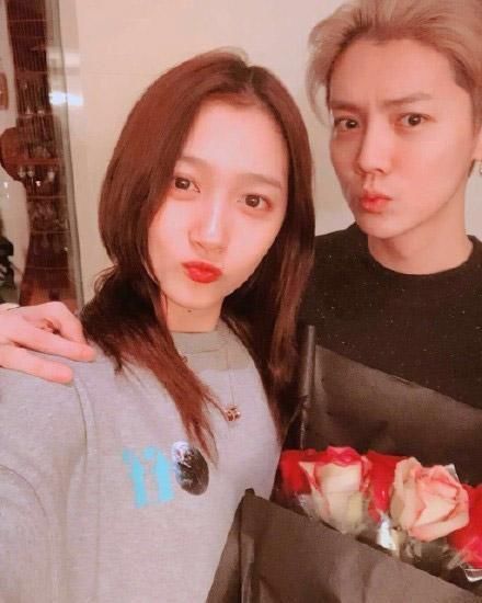 鹿晗关晓彤恋爱后,人气大跌已不如九人组?黄牛