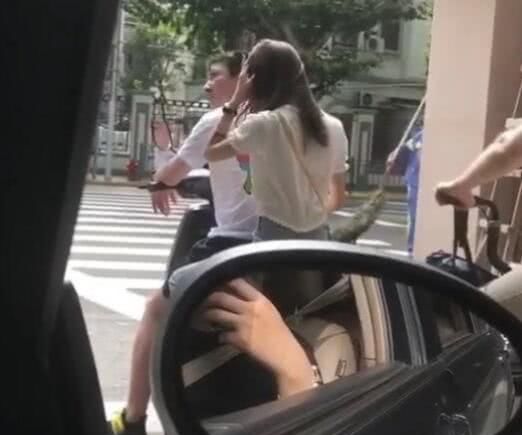 太接地气!王思聪街头骑电动车载网友美女,白衣內衣情趣丁字裤图片