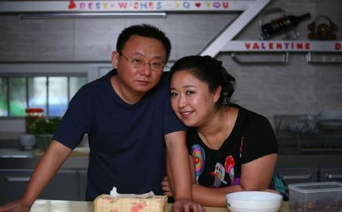 他是春晚常客，倾家荡产陪妻子抗癌21年，现今52岁活成这样