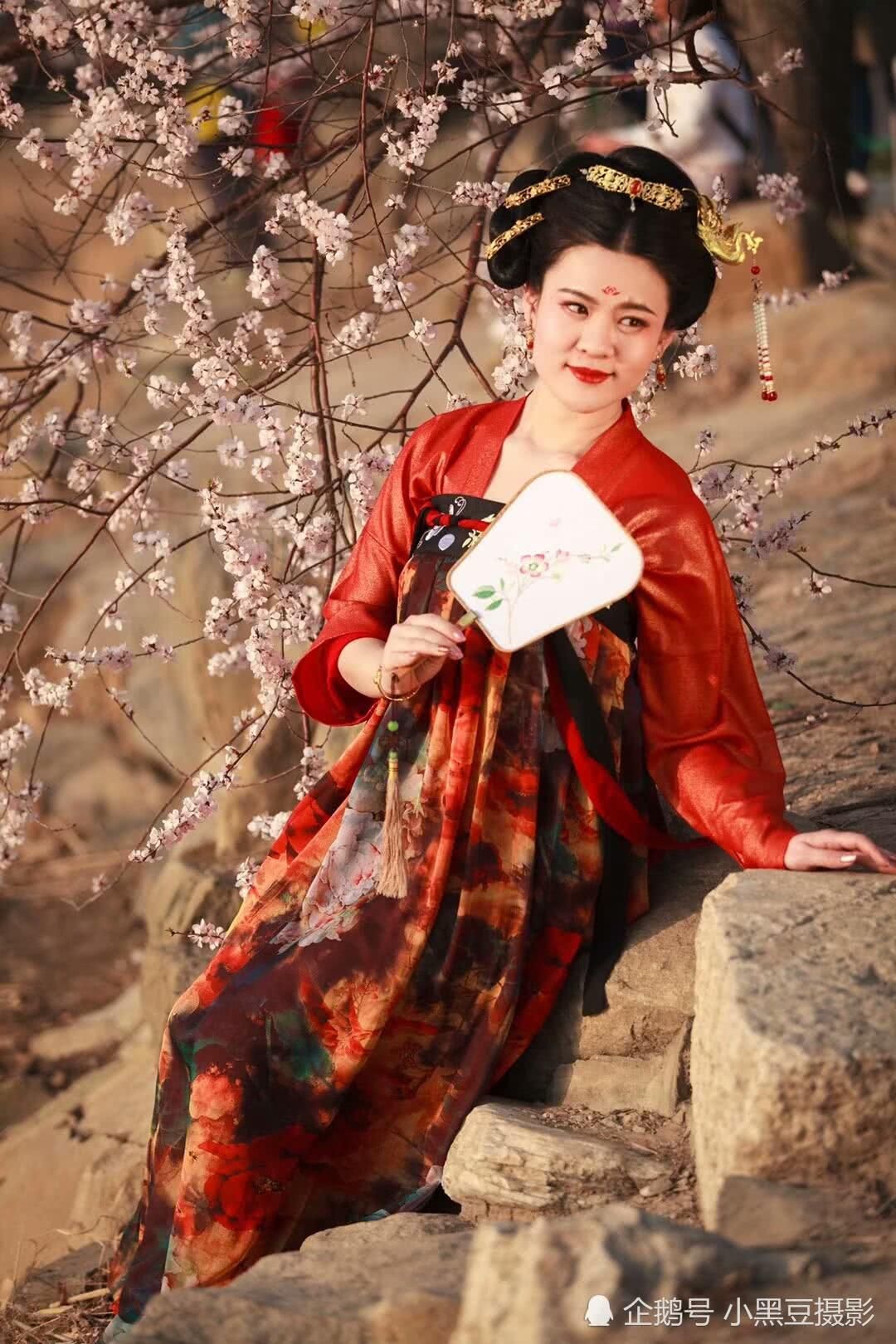 颐和园惊现唐朝女子，人面桃花媲美《猫妖传》