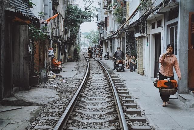 当火车从门前经过 Hanoi Train Street