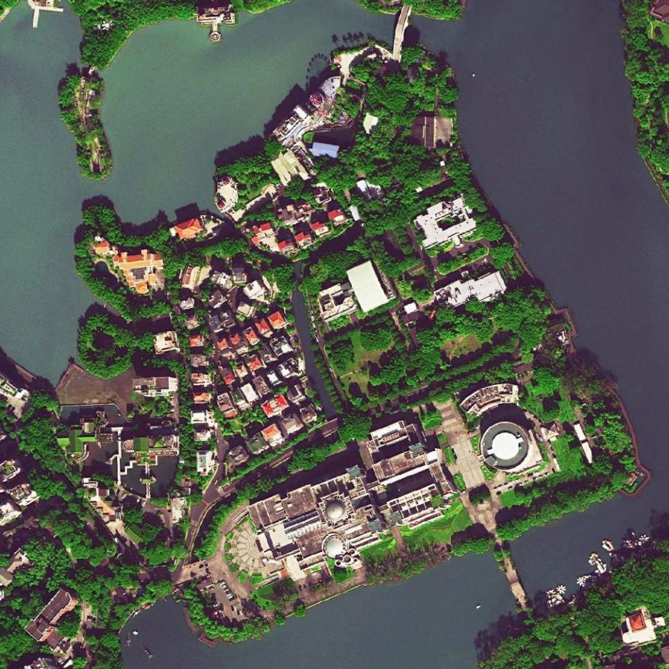 10月福州美女海边换泳衣要留意天上 美国卫星