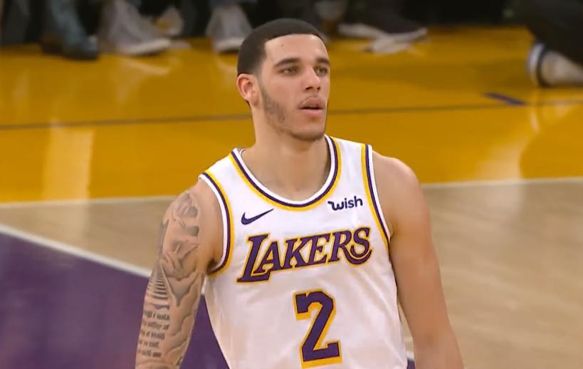 库兹马三分线外跑位要球,鲍尔却往天上一抛,2