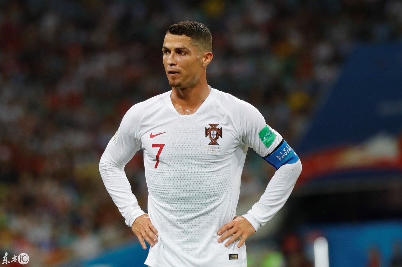 梅西C罗携手告别世界杯,绝代双骄当爹又当妈,