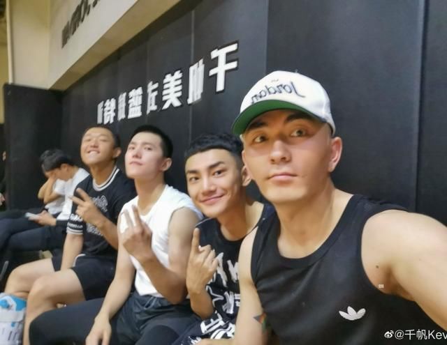 杨洋杜江张哲瀚一起打篮球 网友:神奇的朋友圈