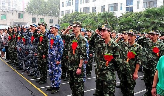 本科生当兵待遇_本科生当兵收入(2)