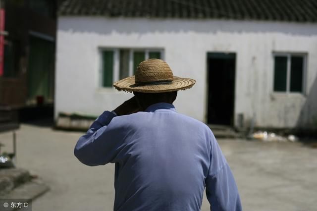 穷老汉被不孝儿媳赶到破窑洞，十多辆豪车排着队来接老人