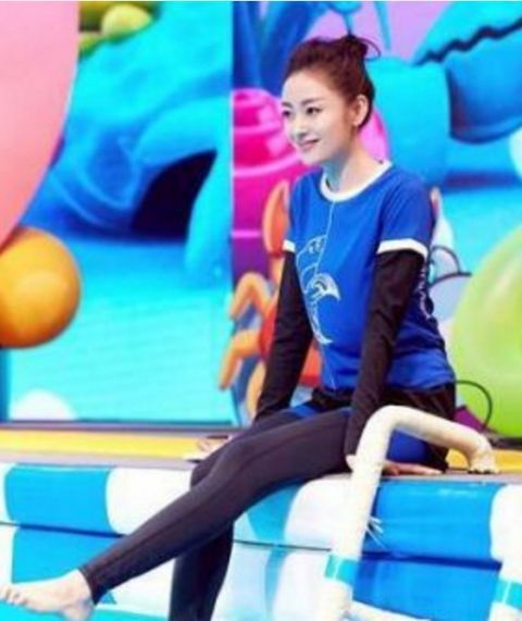 张天爱微博晒照与闺蜜同框,个子虽矮但是长腿