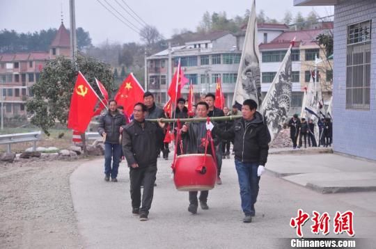 浙江兰溪:村民舞起龙虎旗庆新年 现场蔚为壮观