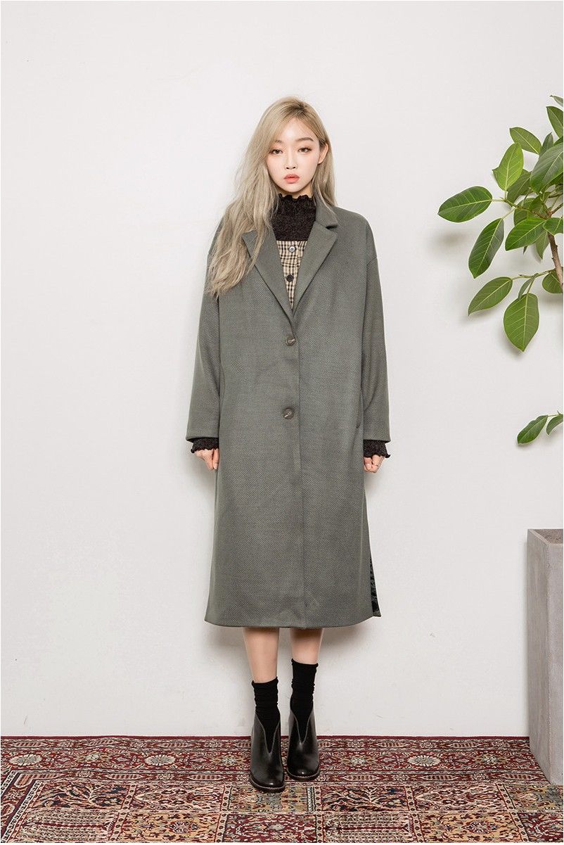 韩国秋冬穿搭示例 上身宽松大衣下身短裙或长