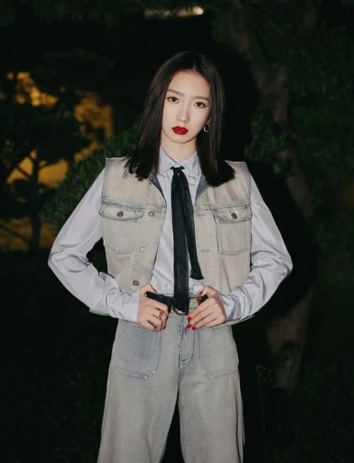 身高1米5的女生，快跟孟美岐学气场穿搭，不用高跟鞋都帅你一脸