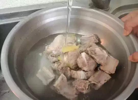 煮排骨时加一物, 邻居都闻到香味, 上桌分分钟被吃光!