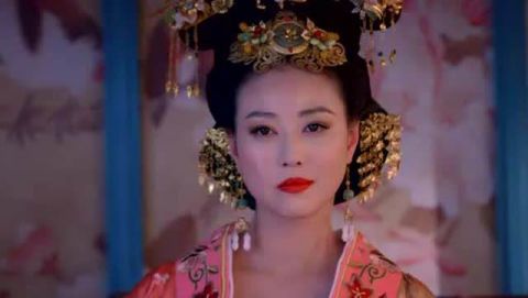 此女是身材巨大的韦贵妃,身高一米九以上,曾因