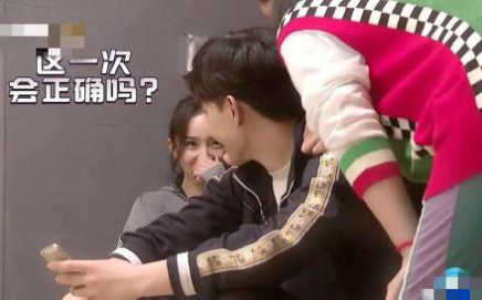 杨幂撩邓伦?节目中频露星星眼 娇羞十足