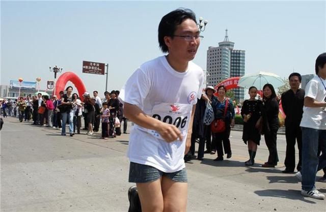 父亲疯癫母亲失踪、12岁撑起家的洪战辉，活成一代人的励志偶像