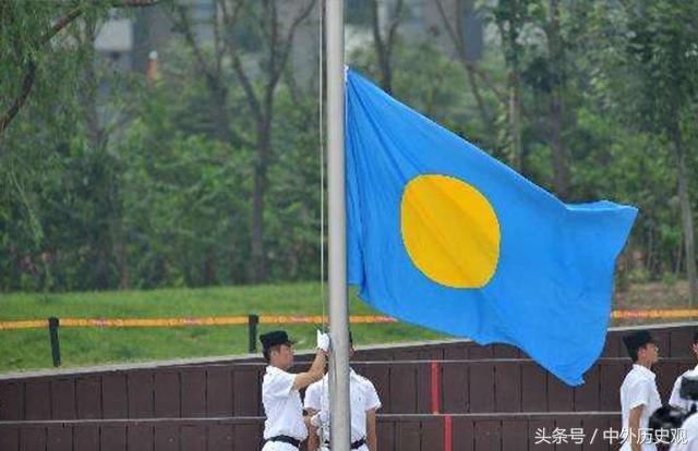 跟日本关系最铁的国家,讲日语写日文用日本旗