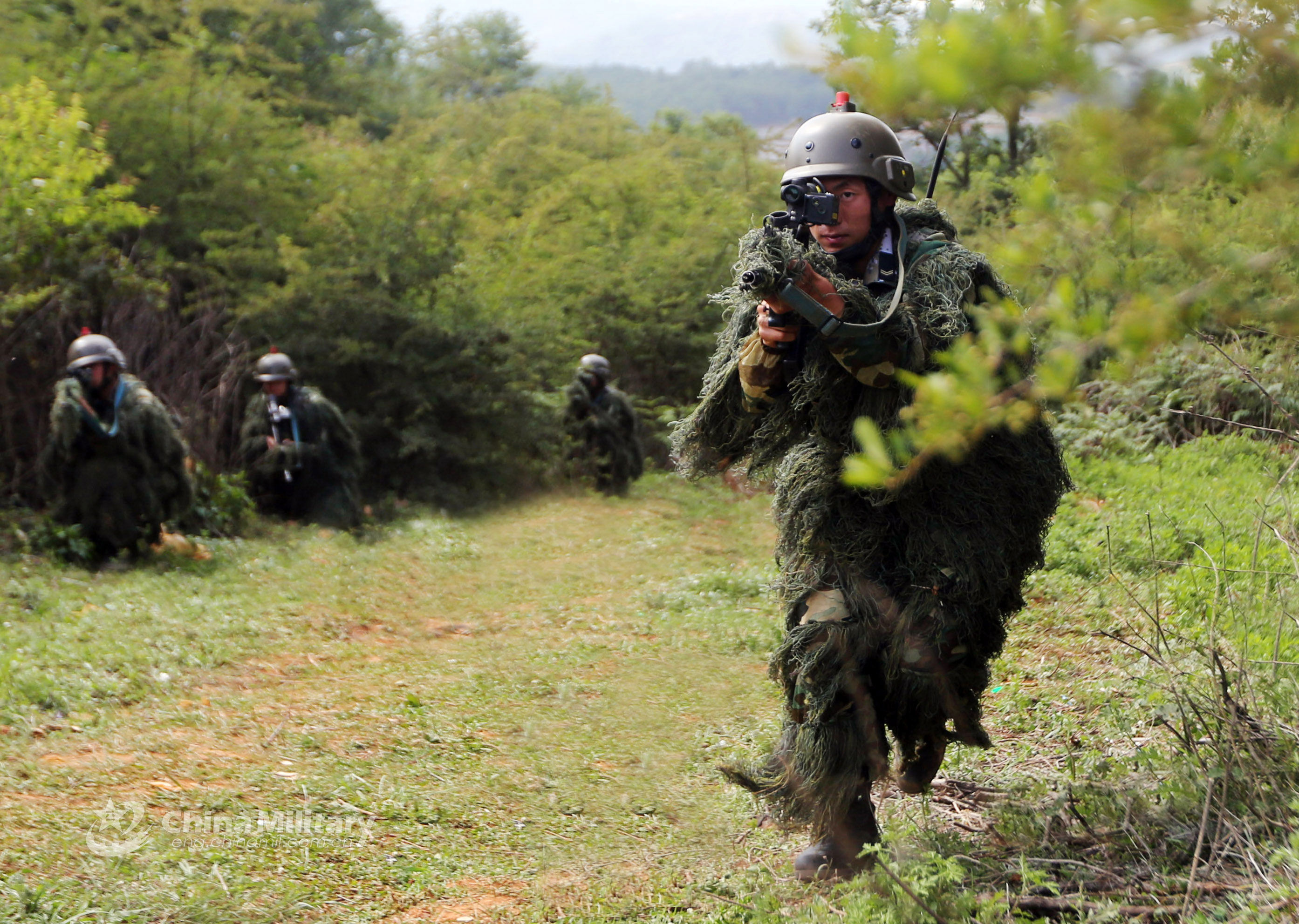海军陆战队穿上吉利服进行特战训练