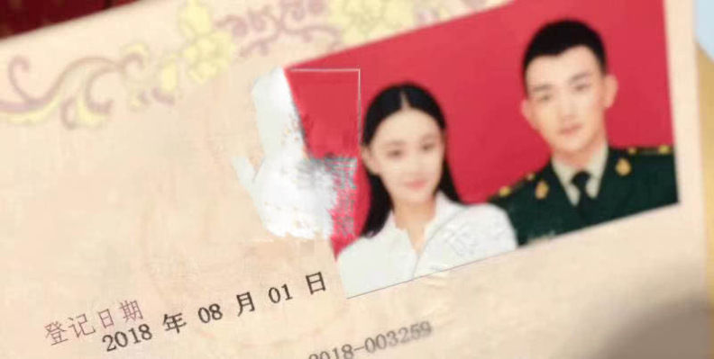 张馨予结婚证曝光!婴儿椅抢镜,何捷戴17万名表精神抖擞 yg电子娱乐