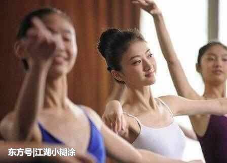 不愧是练过舞的人,景甜与主持人同台,将女主持