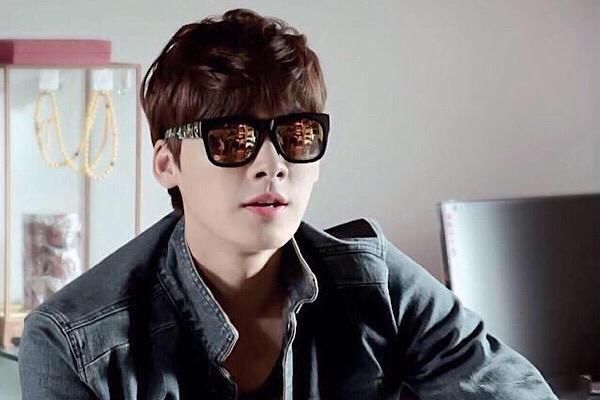 李易峰炫富都这么幽默,一句话逗笑所有人,网