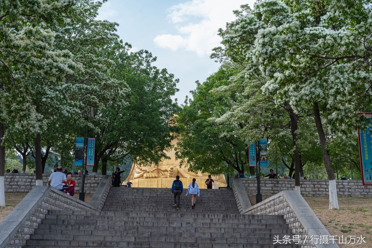 济南千佛山弥勒胜苑，风景优美，佛光普照