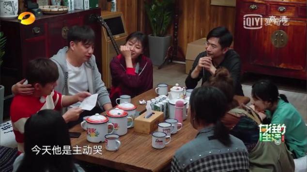 《向往3》何炅被黄雅莉唱哭,黄磊十八字化现场