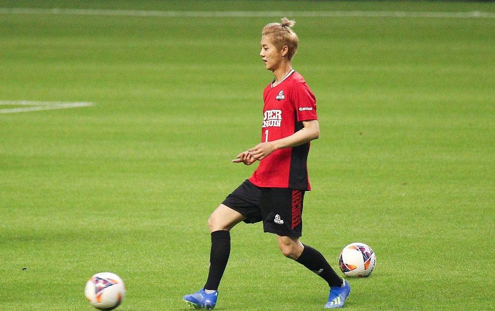 鹿晗参加足球名人赛 扎小辫子合掌致谢观众