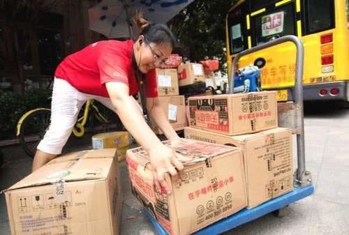 女快递员一个月送5000件,结果发工资时候让她