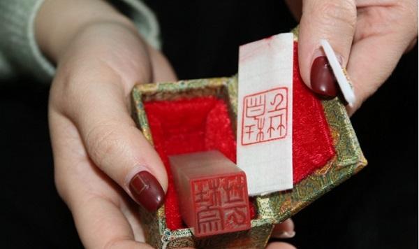 大学教授刻224枚印章送学生当毕业礼物,网友: