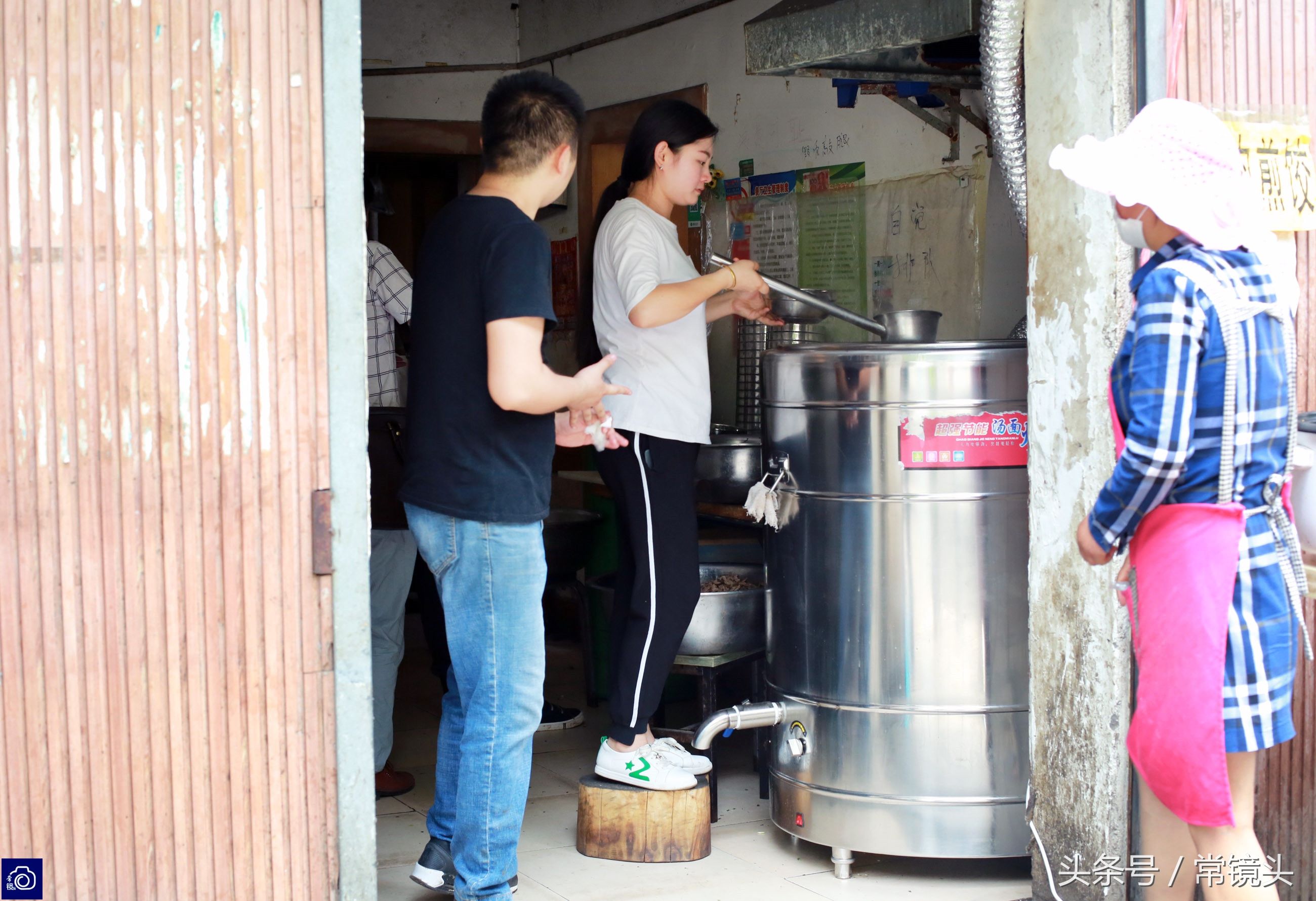 河南无名小店一天卖1100碗驴肉汤，漂亮女大学生来当服务员