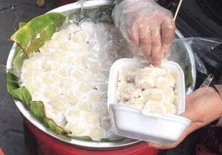 大妈家门口卖这特色小吃,每天限卖2大盆,来晚了想吃喊门也不行