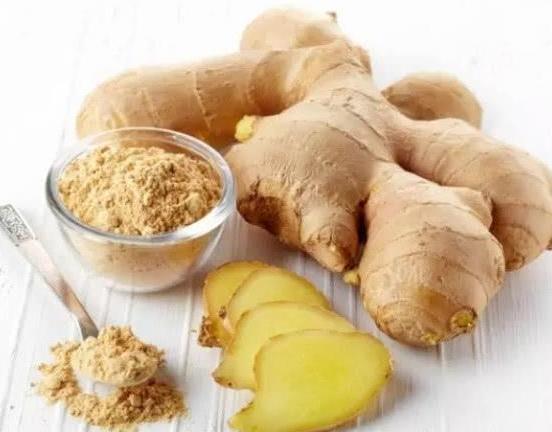 不论男女,睡前把生姜涂脚底,真的会有3大惊喜