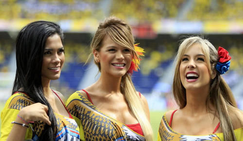 哥伦比亚女球迷个个是美女,日本女球迷原生态