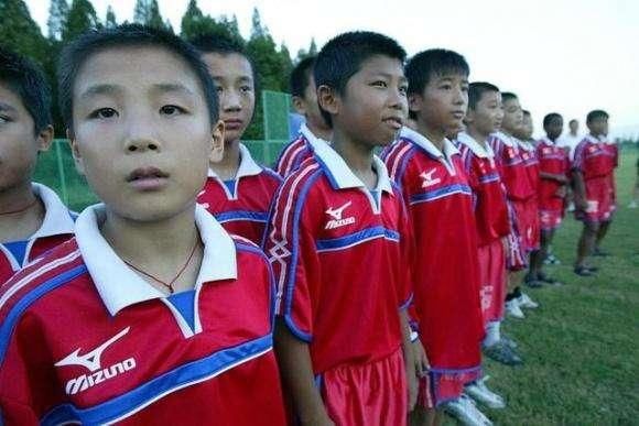 足协青训,球迷:喊了20年青训,开放的公共足球场