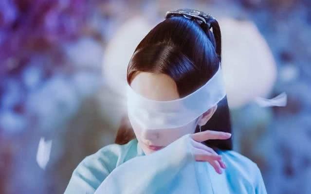 《三生三世》杨幂的剧照,图二双手托腮,最后刘