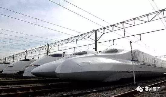 不同国家的高铁和汽车 t01b4456d366f2b4b49.jpg
