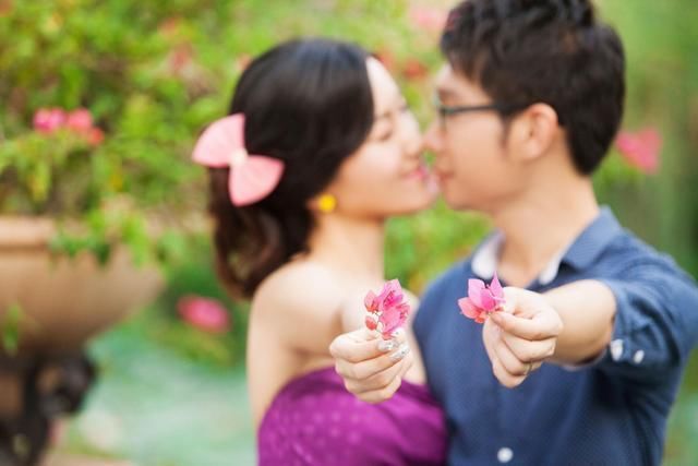 嫌前男友家穷酸分了手，八年后我带女儿去租房，一见房东愣了