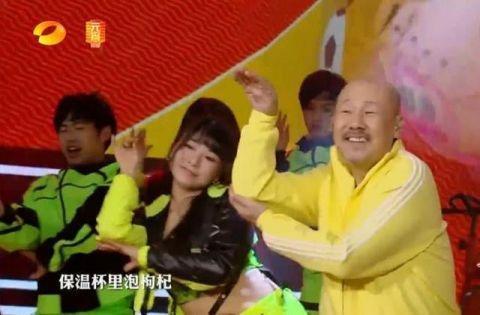 元宵节腾格尔假唱上热搜 老爷子在台上都崩溃