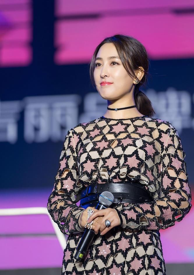 马苏懒理李小璐风波开心捞金 满脸笑容心情甚