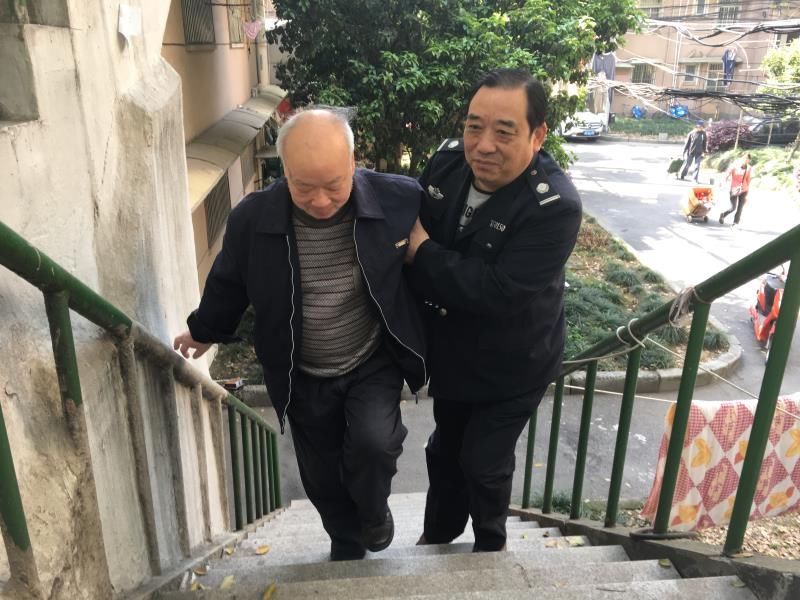 贴心守护居民18年的看家人 华联社区保安队