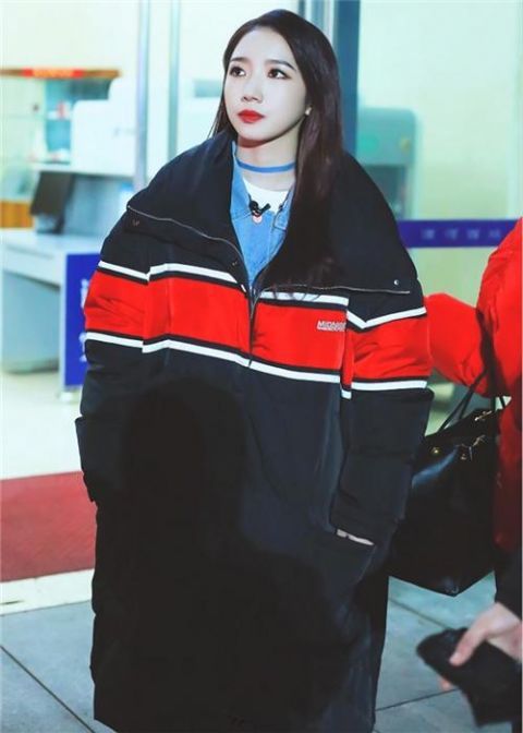 孟美岐杨幂陈伟霆穿同款棉服,一样的衣服不一