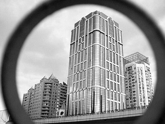 中国股市:A股被迫“大跌”，散户:“心有不甘”!