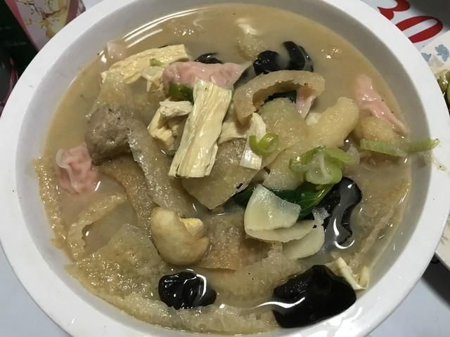 回农村过年，婆婆做了一大桌年夜饭，最先光盘的居然是最后一道菜