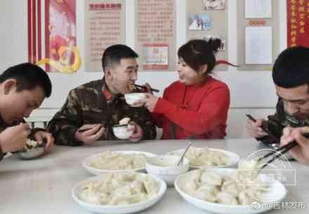 军嫂爬上长白山哨所陪爱人过3小时春节
